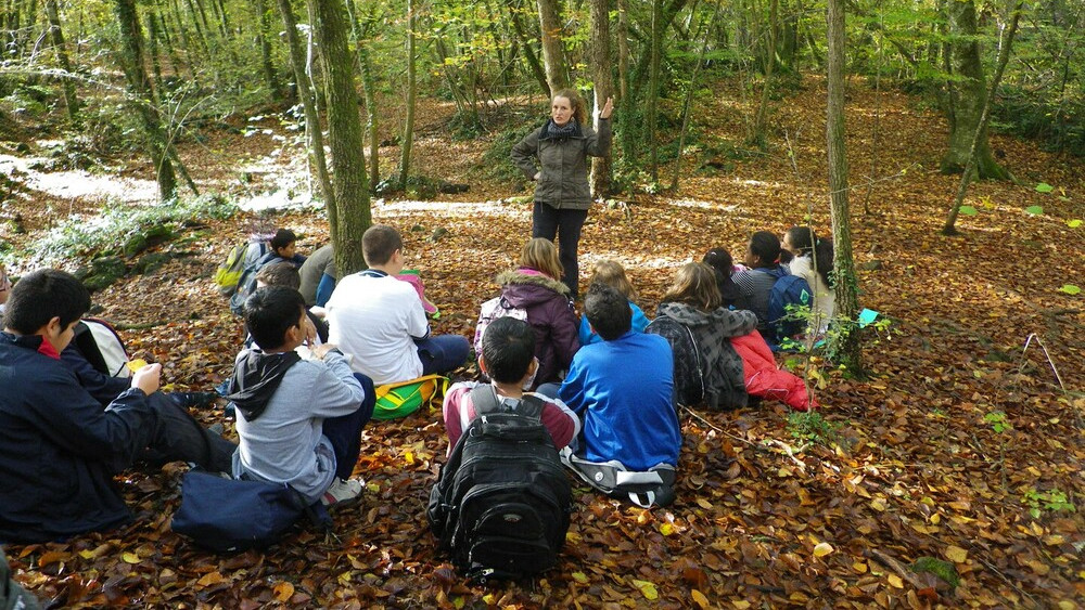 monitora i nens a la fageda