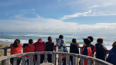 nens mirant el mar