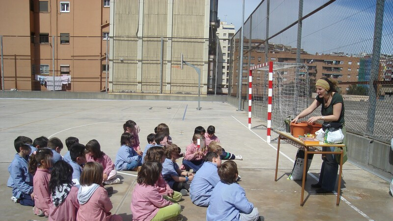 monitor i nens al pati de l'escola