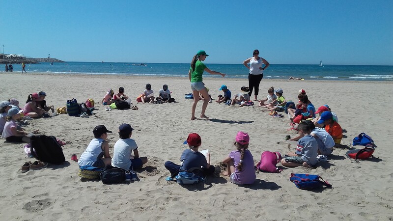 rotllana de nens petits a la platja