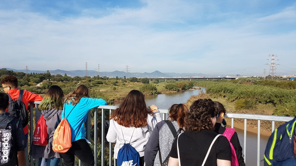 nens mirat el riu des d'un pont